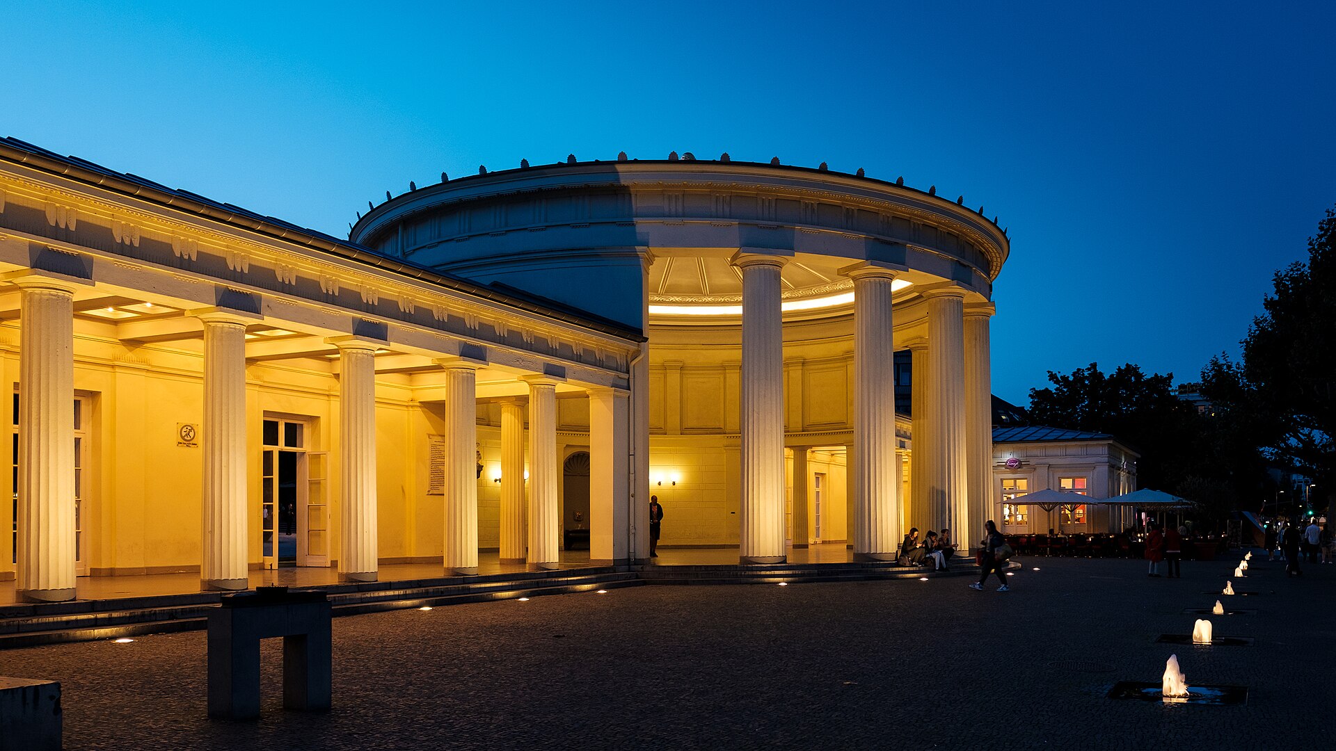 Elisenbrunnen in Aachen zur blauen Stunde