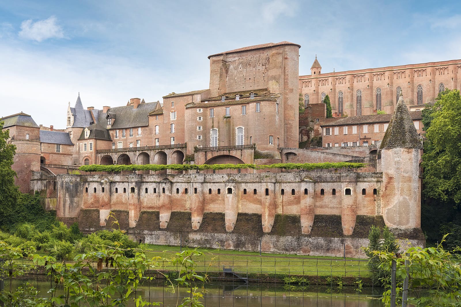 Palais de la Berbie in Albi vom Tarnufer aus