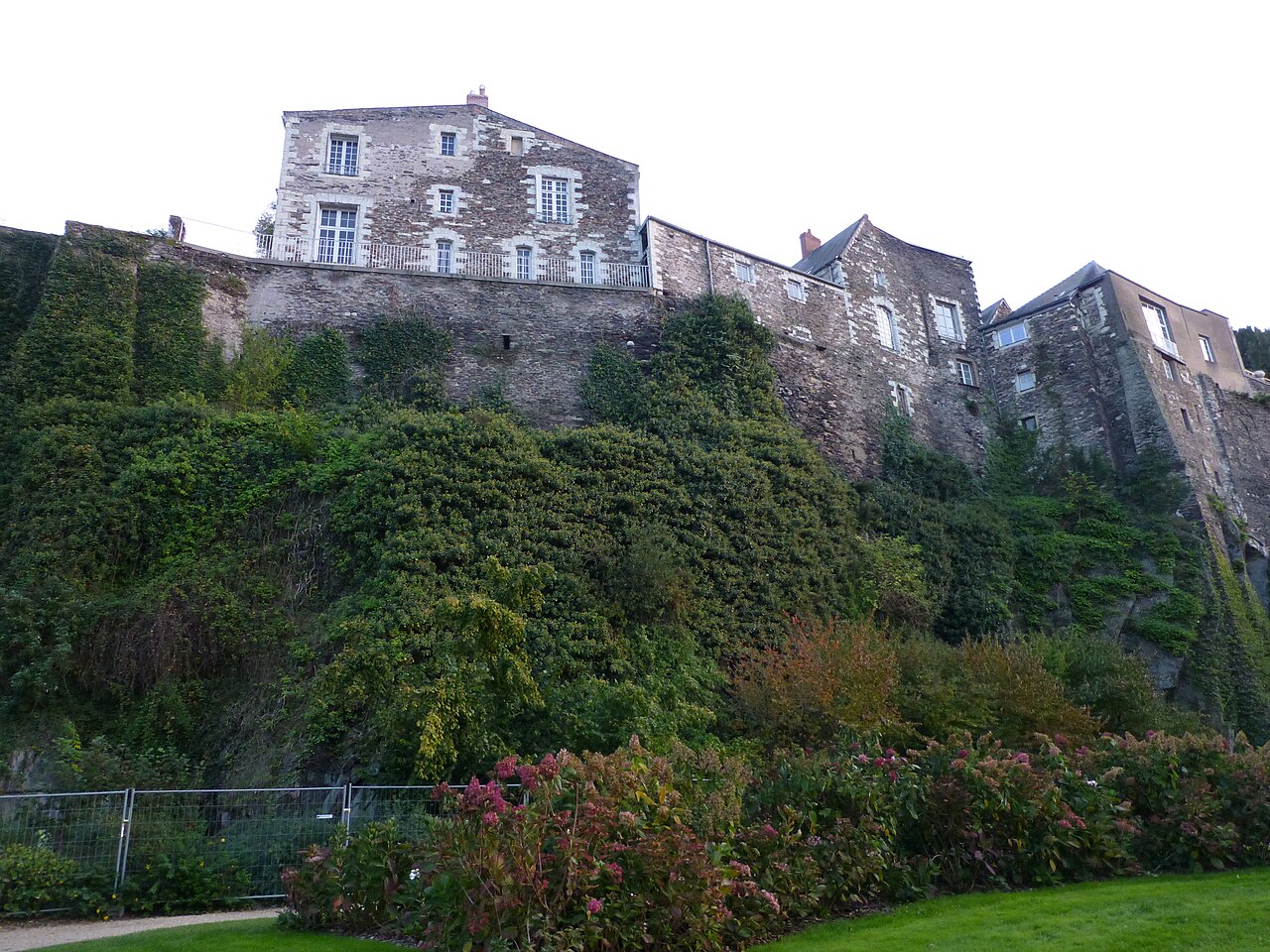 Remparts des Château d’Angers vom Port Ligny