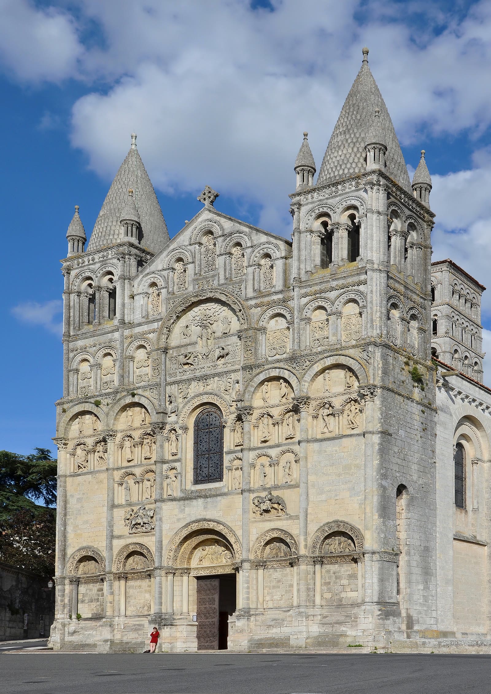 Romanische Fassade der Kathedrale Saint-Pierre in Angoulême