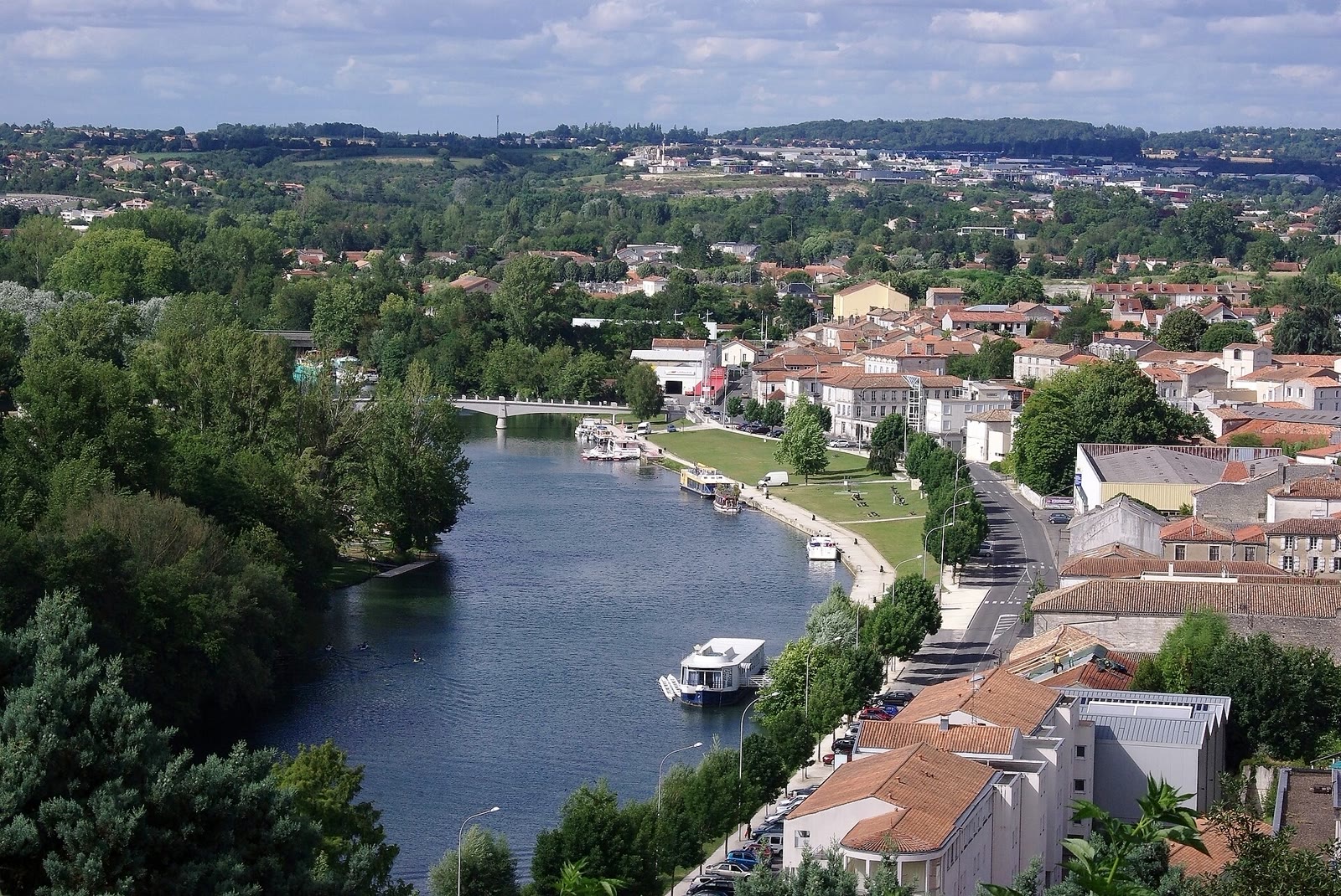 Blick von den Remparts von Angoulême auf L’Houmeau und die Charente