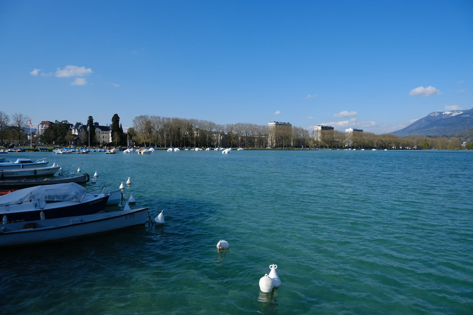 Blick auf den Lac d’Annecy von den Jardins de l’Europe