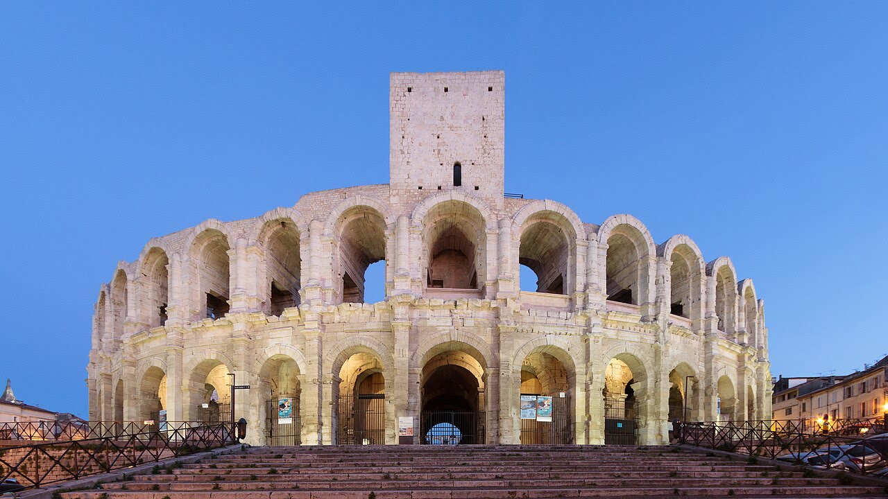 Römisches Amphitheater von Arles mit Arena und Bögen