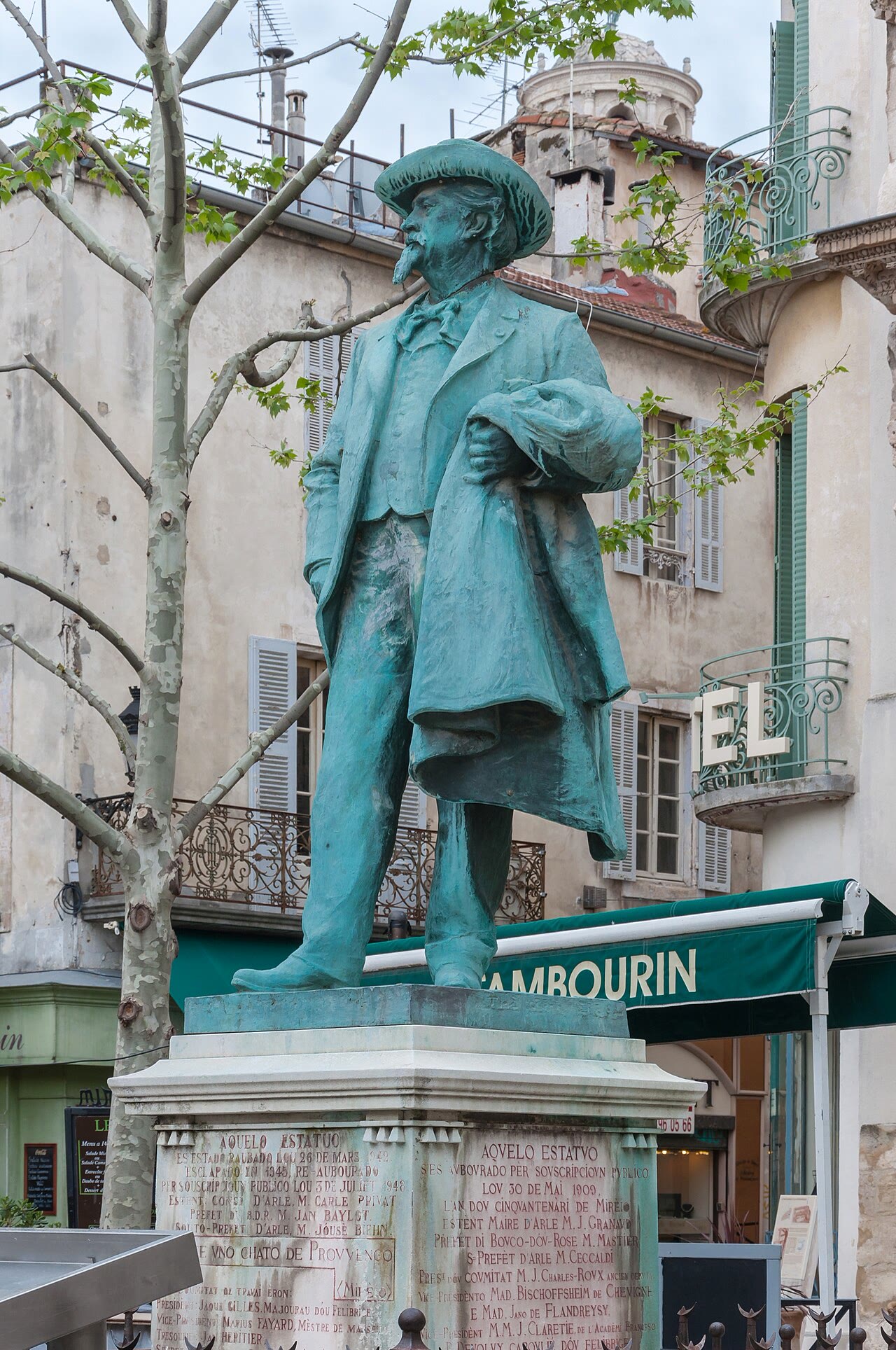 Place du Forum in Arles mit Mistral-Denkmal
