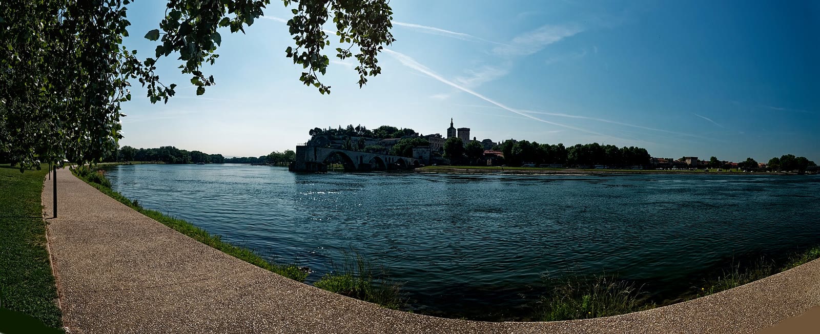 Panorama von Avignon mit Papstpalast und Pont d’Avignon von der Rhône aus