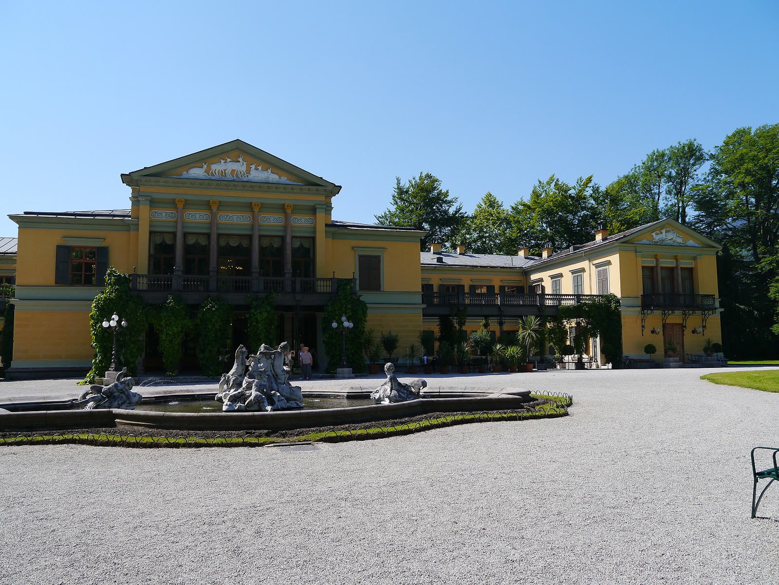 Kaiservilla in Bad Ischl, Frontansicht im Park