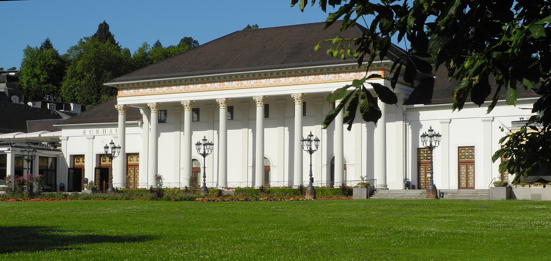 Kurhaus Baden-Baden mit Kolonnaden und Vorplatz