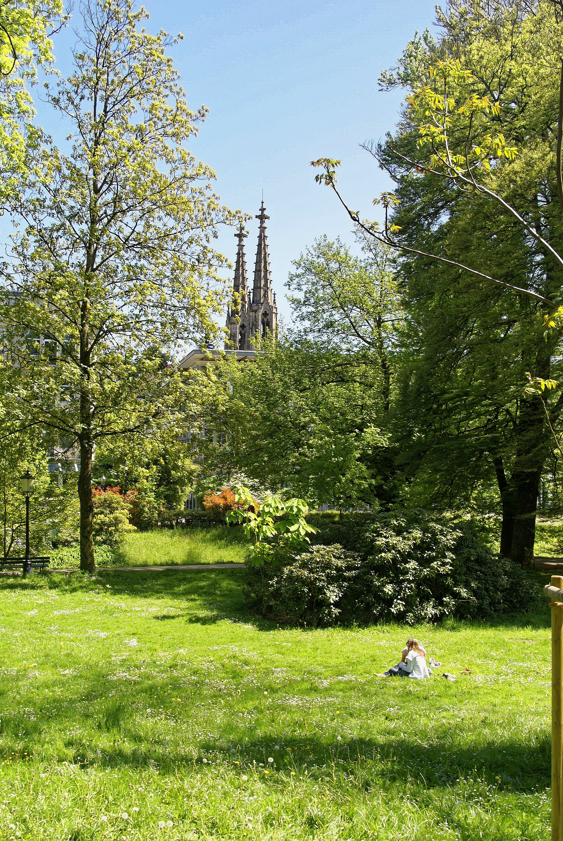 Lichtentaler Allee in Baden-Baden mit Bäumen und Weg