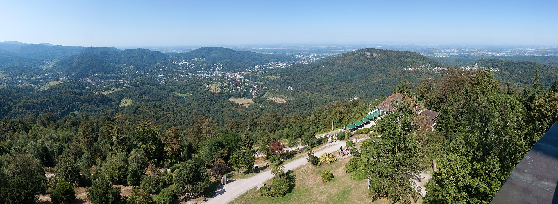 Panoramablick vom Merkur über Baden-Baden und Schwarzwaldhänge