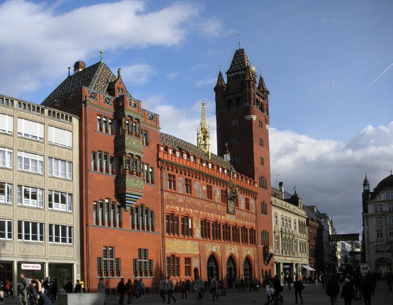 Rotes Rathaus am Marktplatz in Basel
