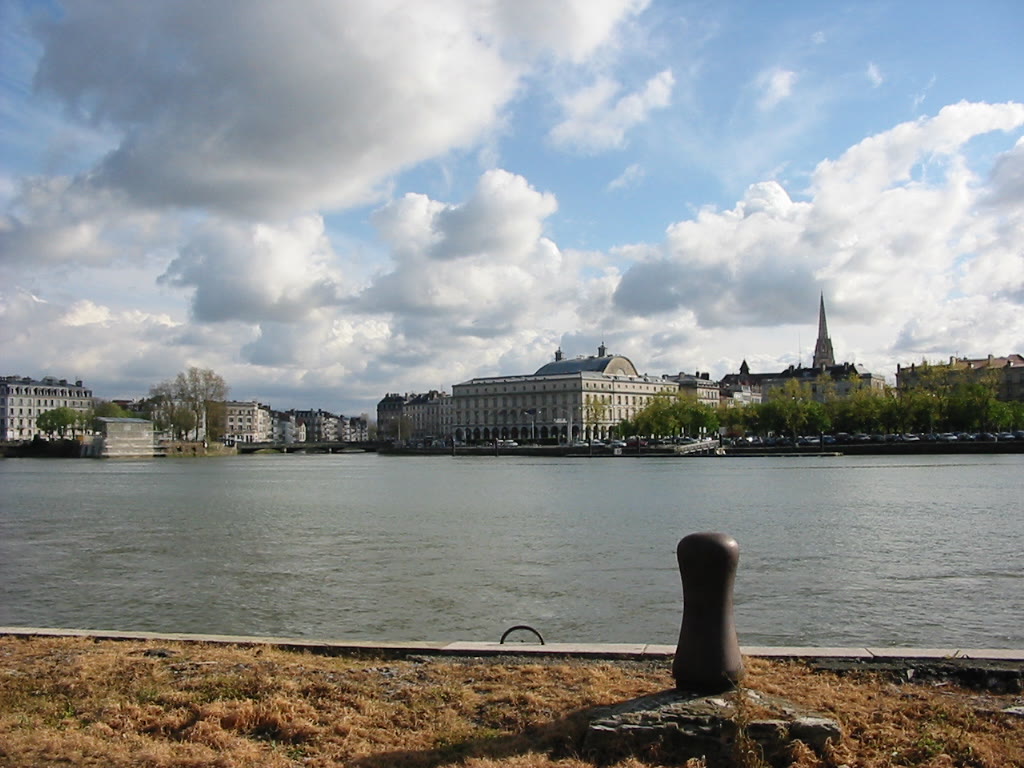 Blick über den Adour auf Bayonne mit Rathaus und Ufer