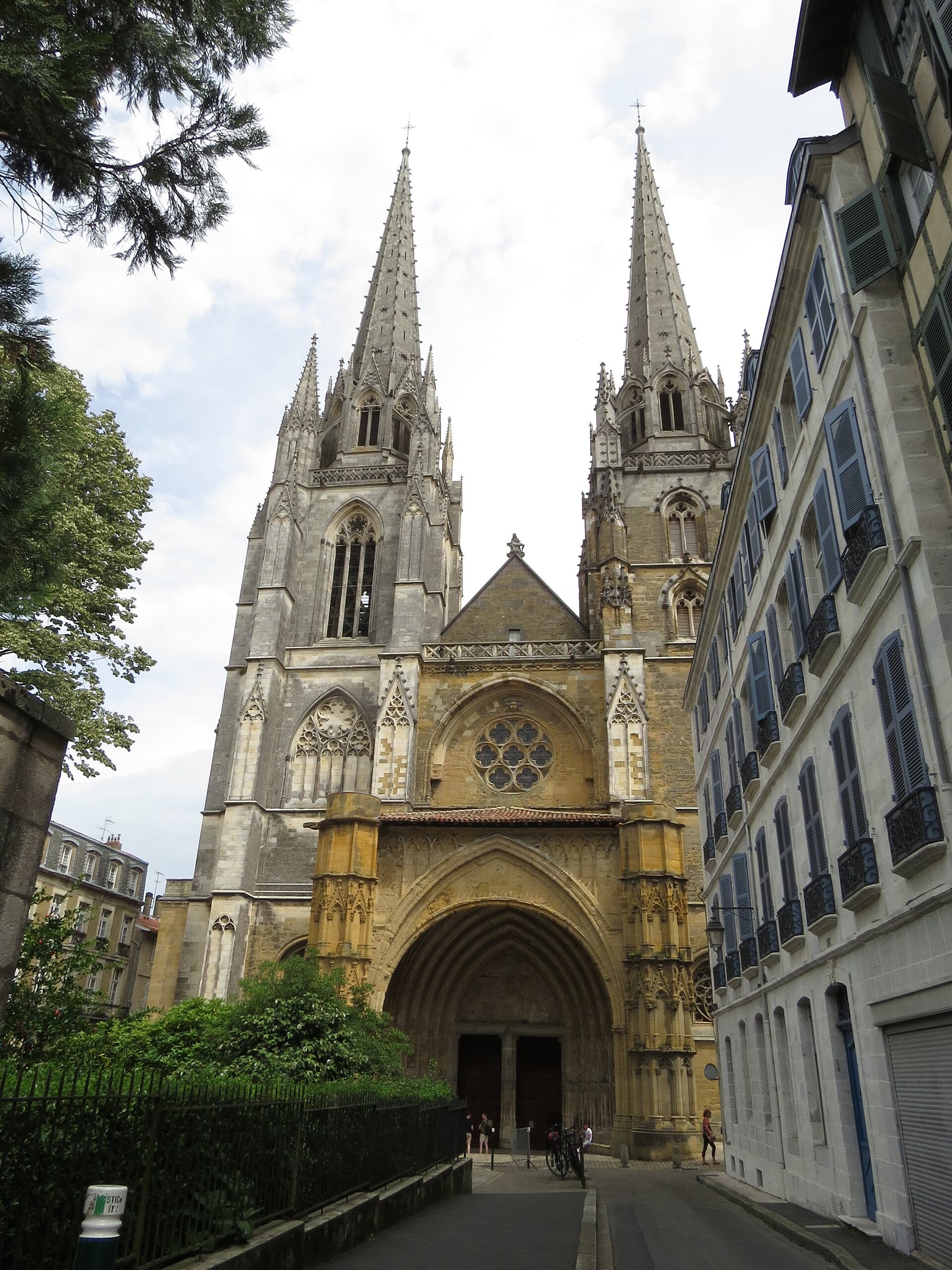 Cathédrale Sainte-Marie de Bayonne mit gotischen Türmen