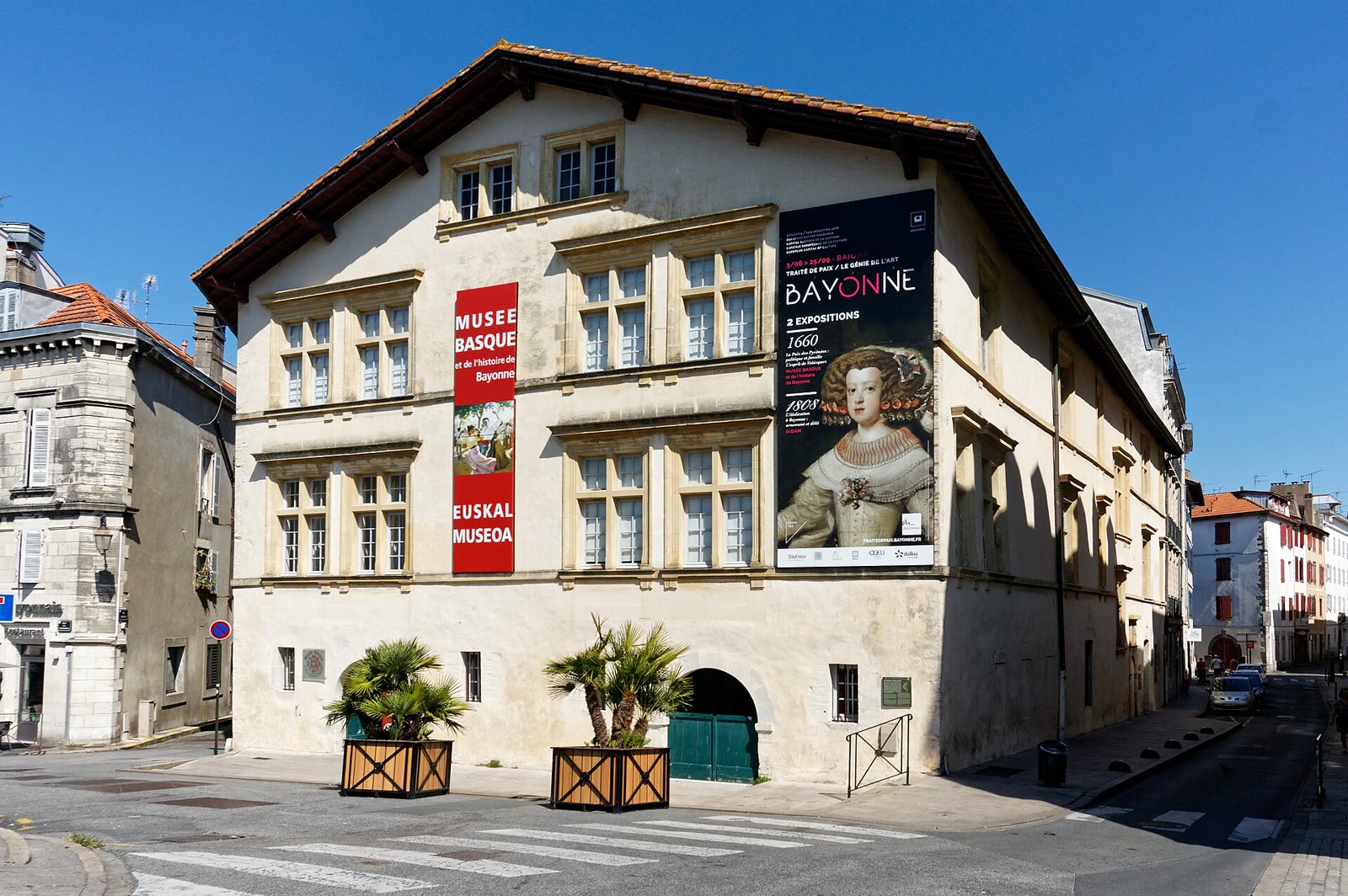 Musée Basque in Bayonne am Flussufer