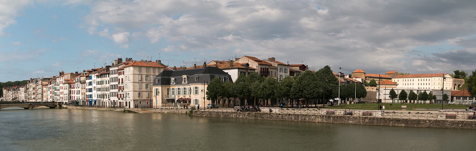 Petit Bayonne mit bunten Häusern und Flussblick