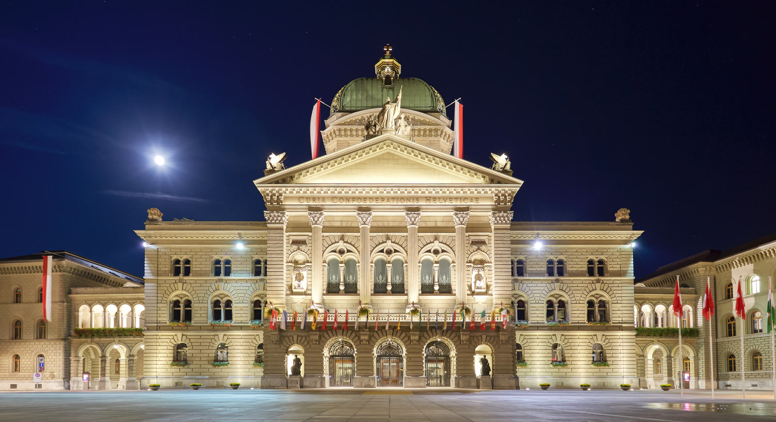 Bundeshaus und Bundesplatz in Bern