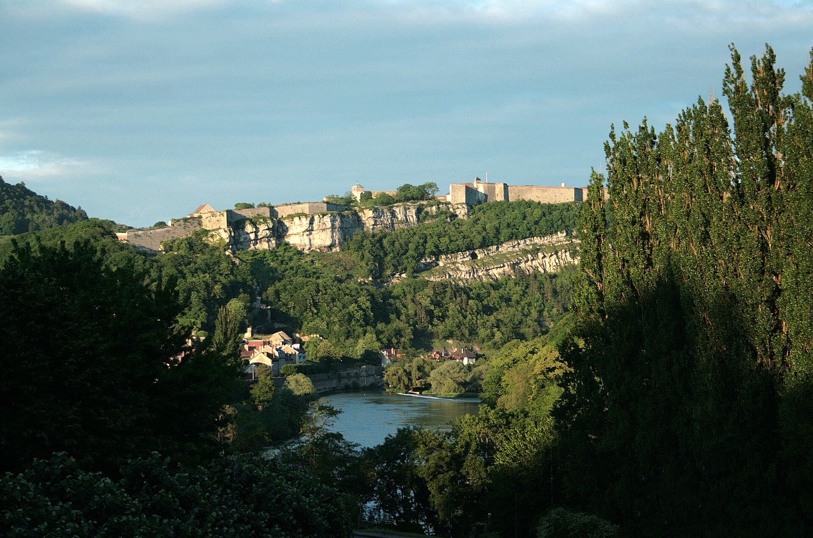 Zitadelle von Besançon über der Doubs-Schleife