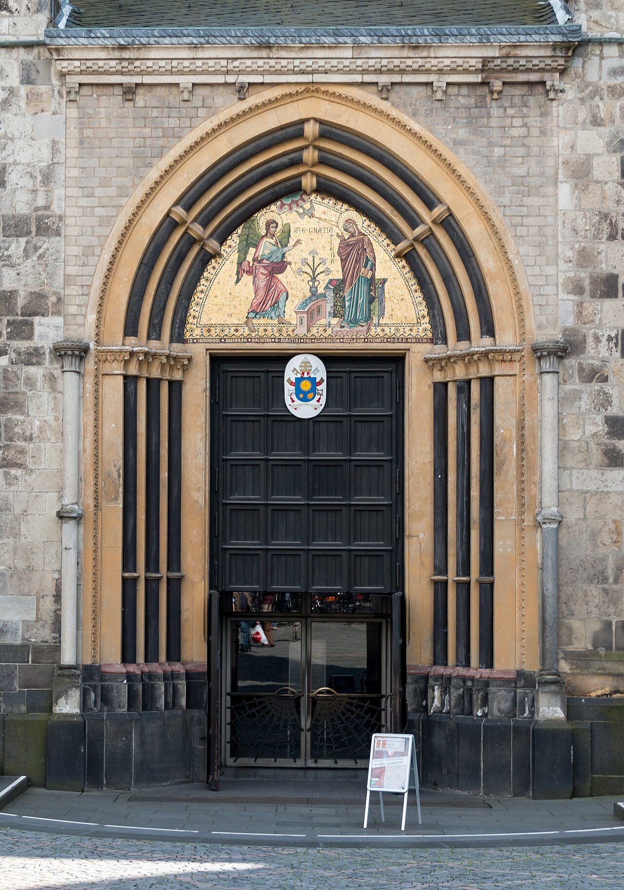 Bonner Münster mit Türmen am Münsterplatz