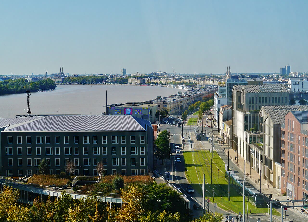 La Cité du Vin am Ufer der Garonne in Bordeaux