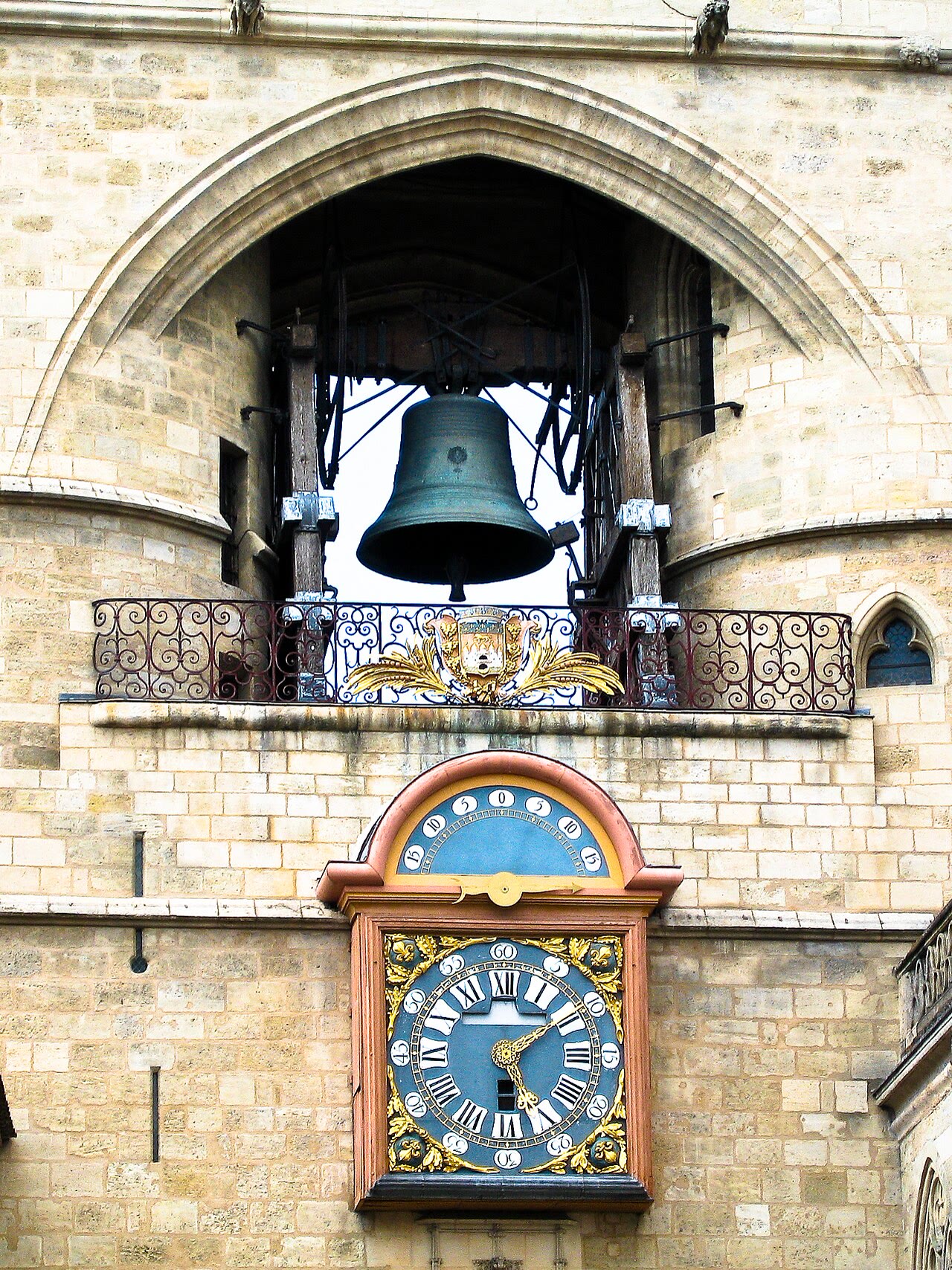 Grosse Cloche Tor in Bordeaux aus Backstein und Stein