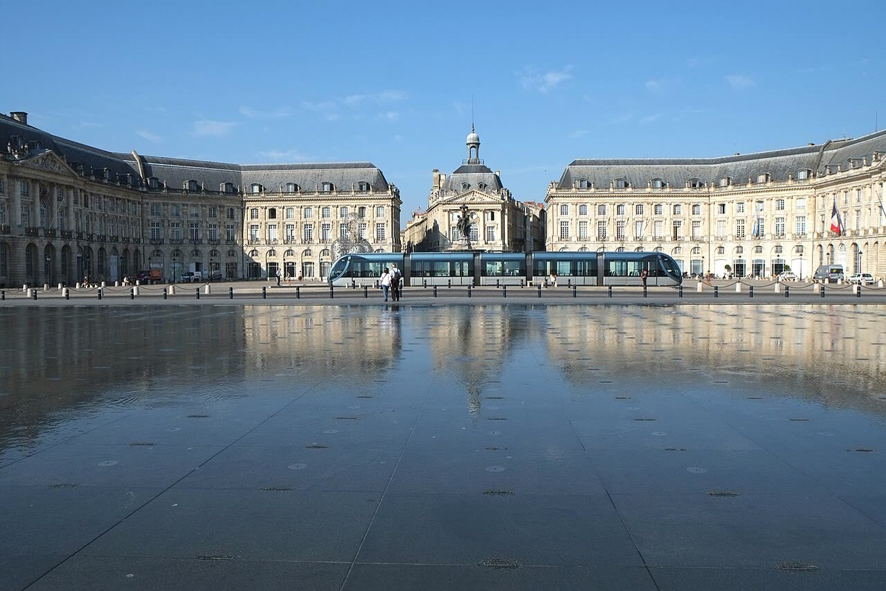 Miroir d’eau vor der Place de la Bourse in Bordeaux