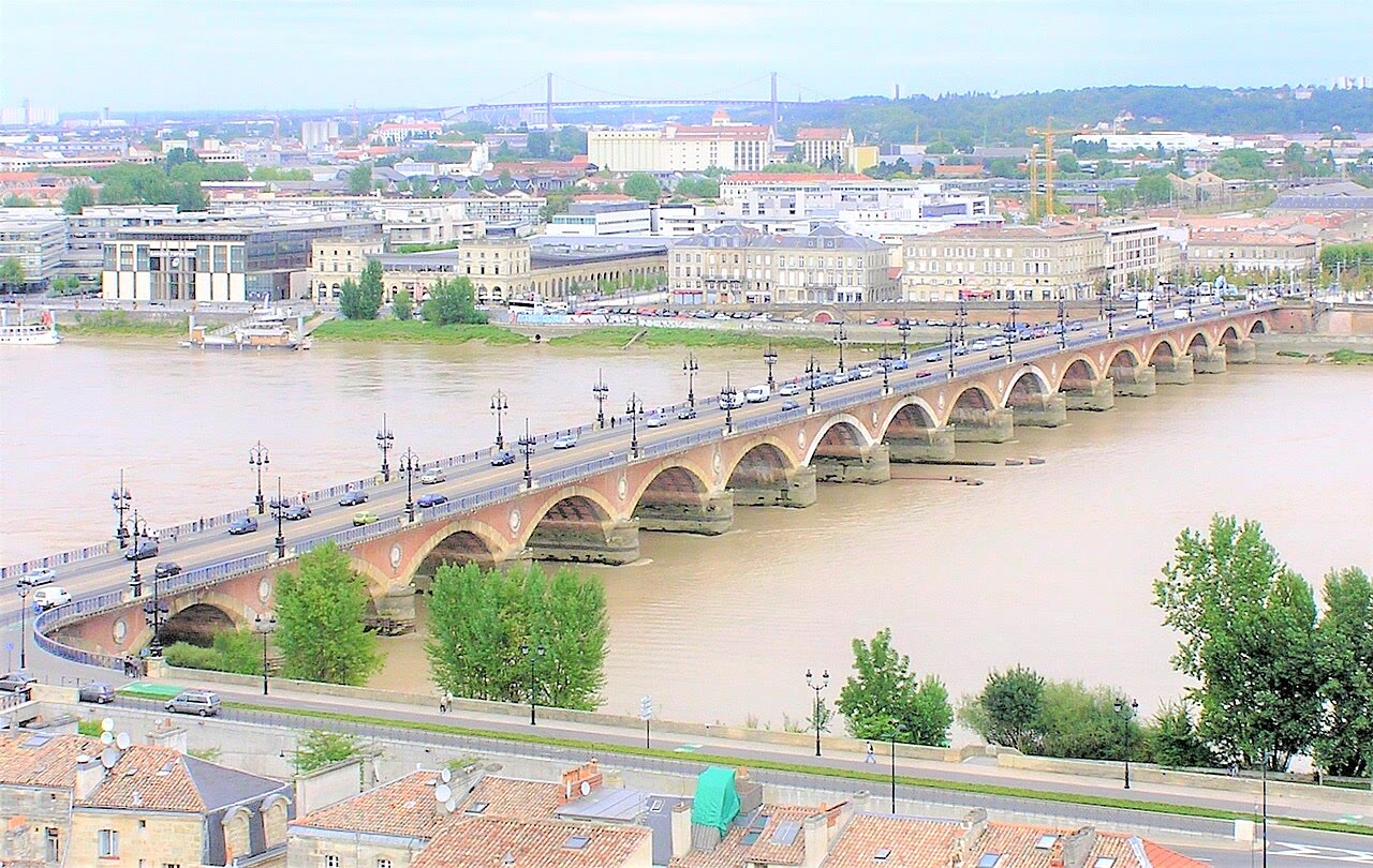 Pont de Pierre über die Garonne in Bordeaux