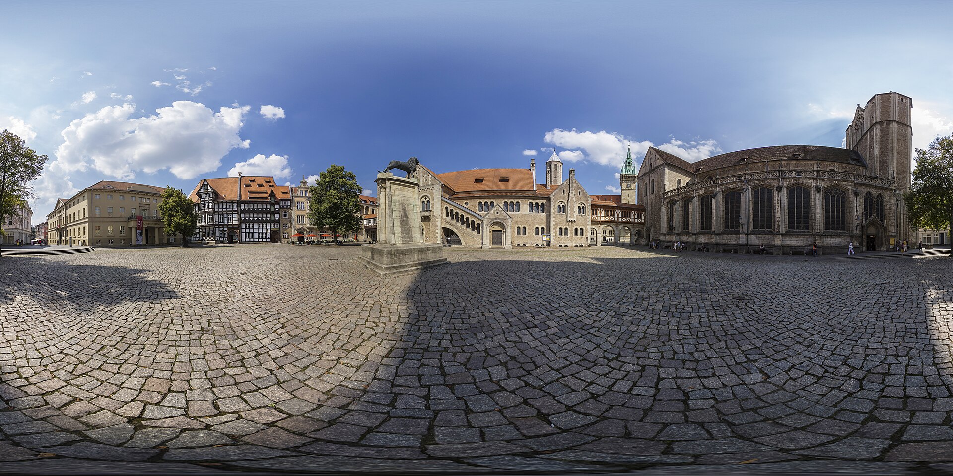 Panorama Burgplatz Braunschweig mit Dom und Fachwerk