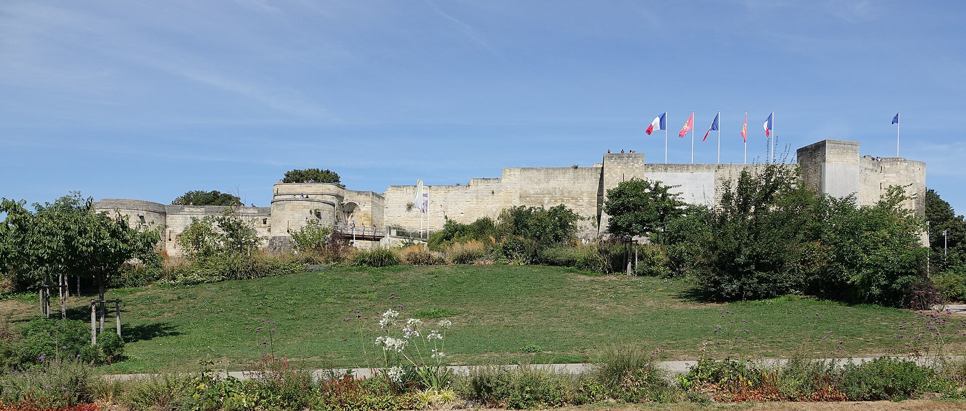 Château de Caen, Burgmauern in der Normandie