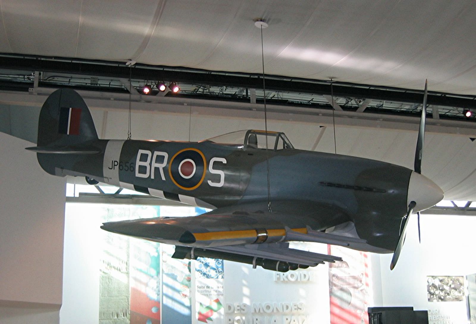 Mémorial de Caen, Außenbereich mit Flugzeug