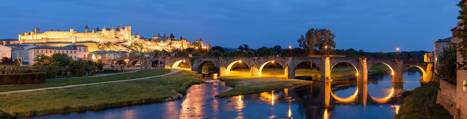 Panorama der Festungsstadt Carcassonne mit doppelten Remparts