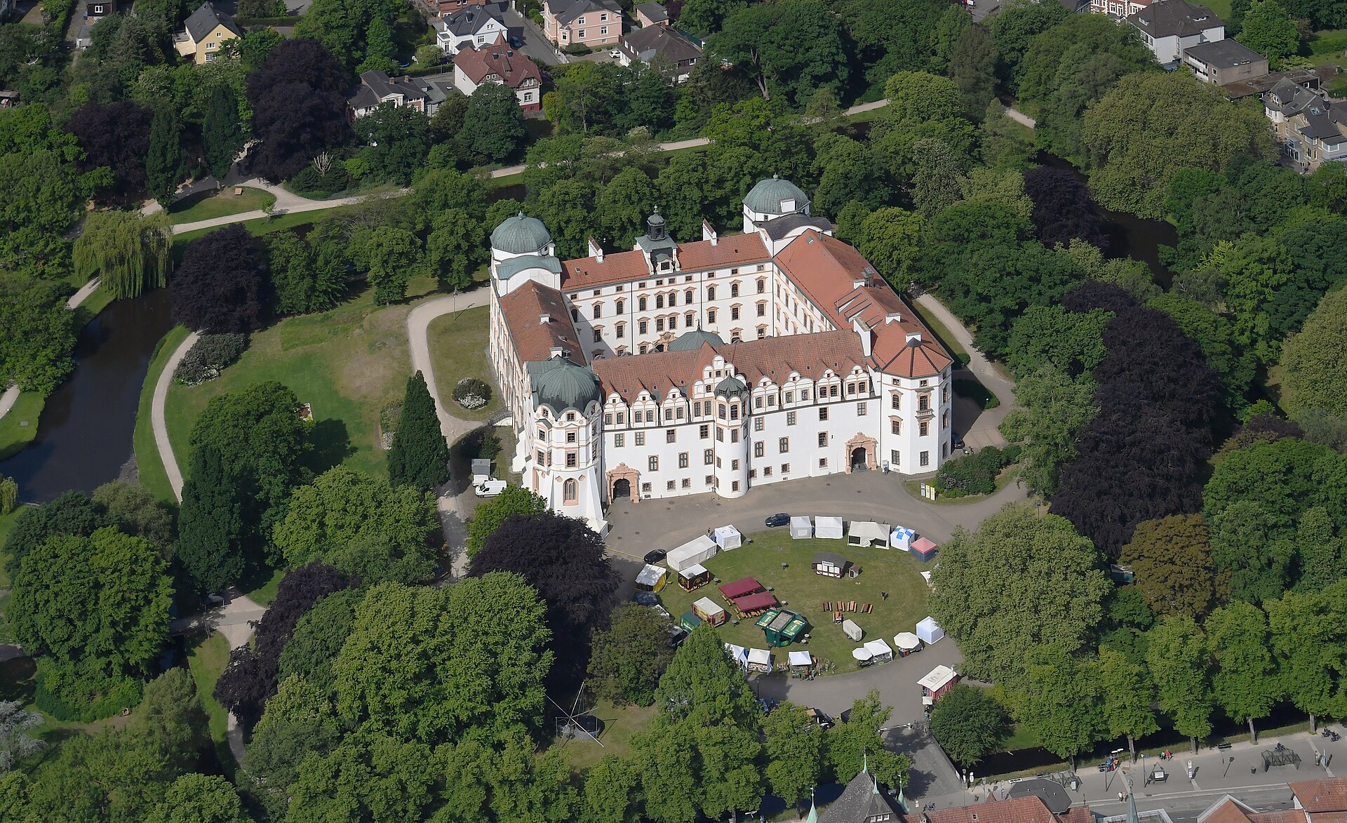 Celler Schloss aus der Luft mit Schlosspark und Altstadt