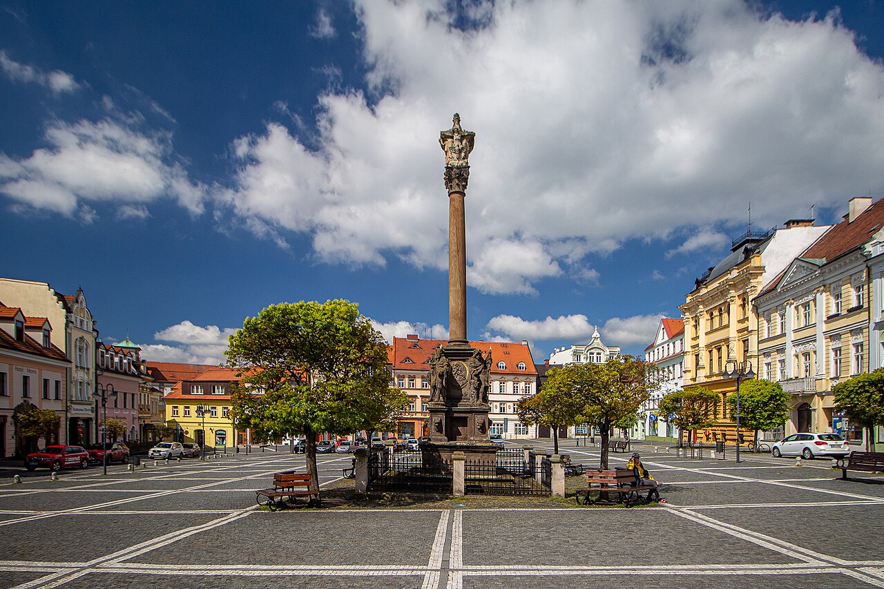Marktplatz Náměstí T. G. Masaryka mit Pestsäule in Česká Lípa