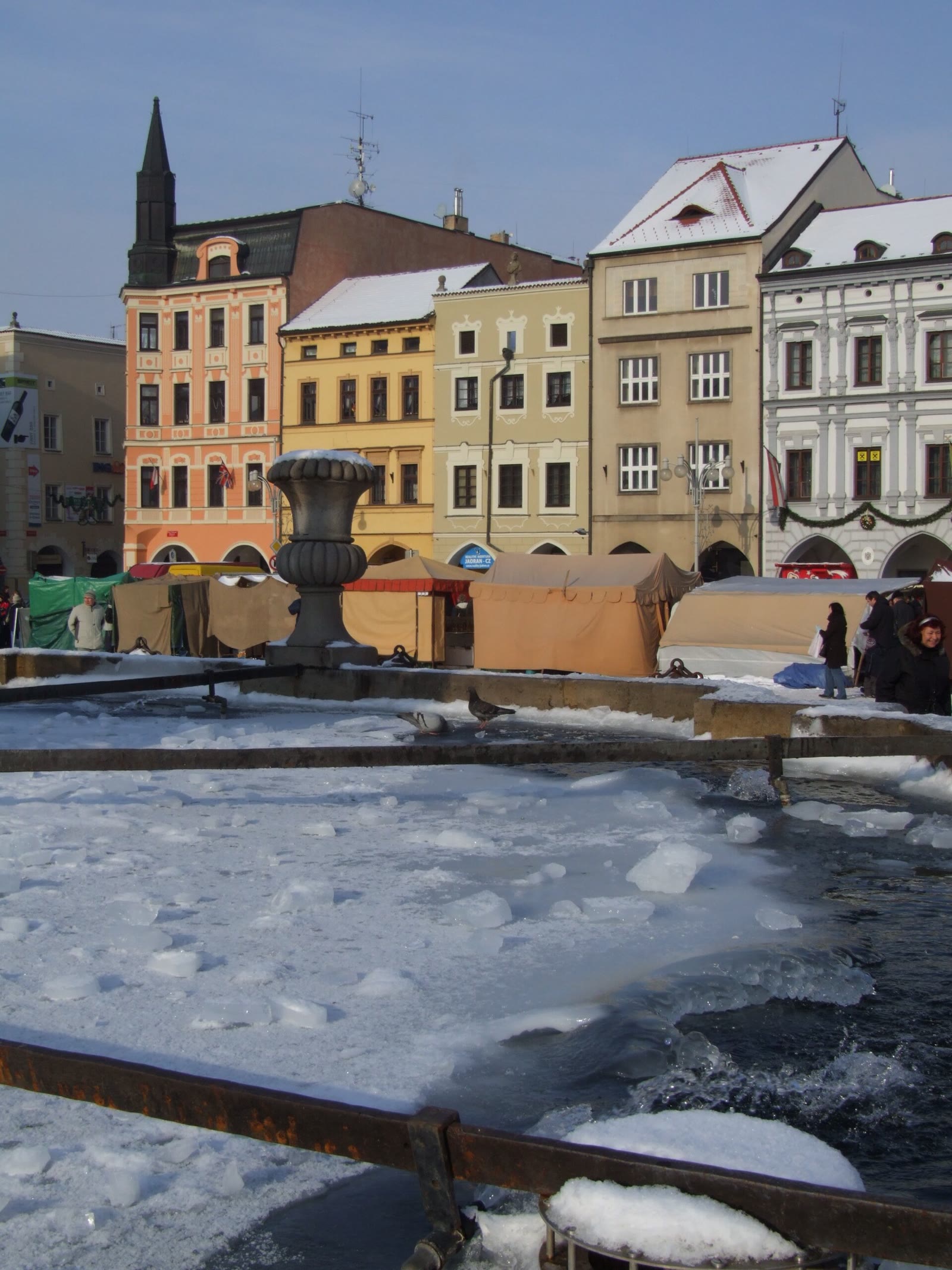 Samsonbrunnen und Häuser am Marktplatz in Budweis