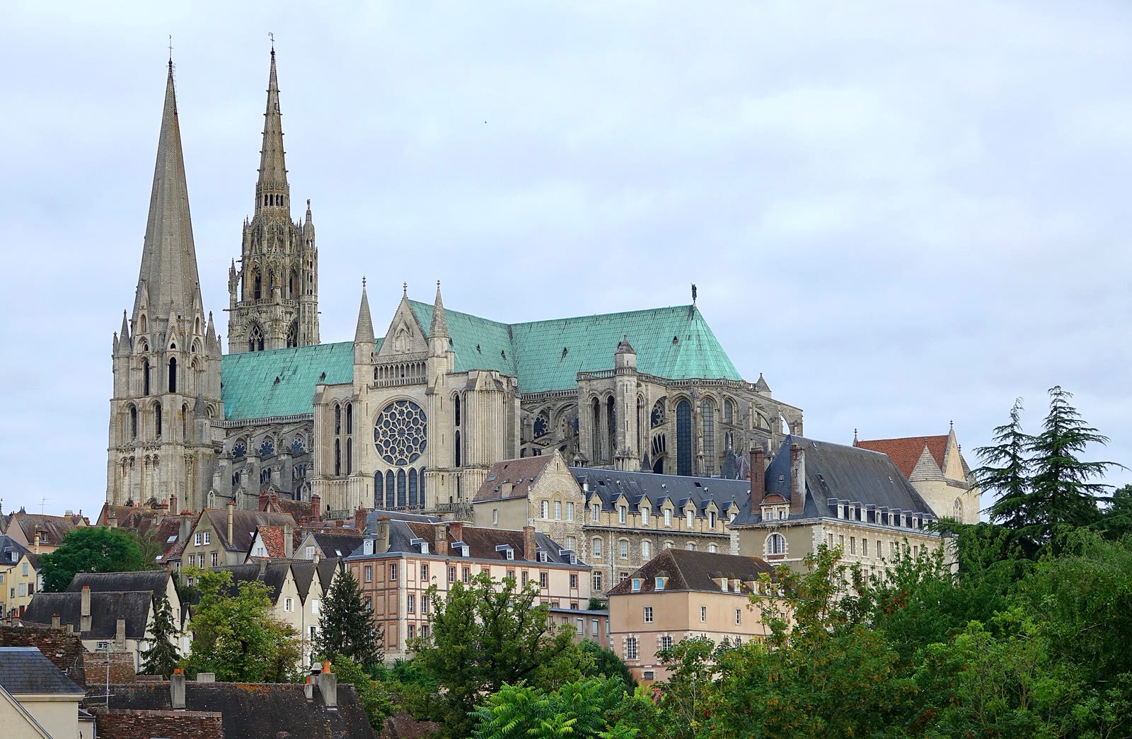 Kathedrale Notre-Dame von Chartres über den Dächern