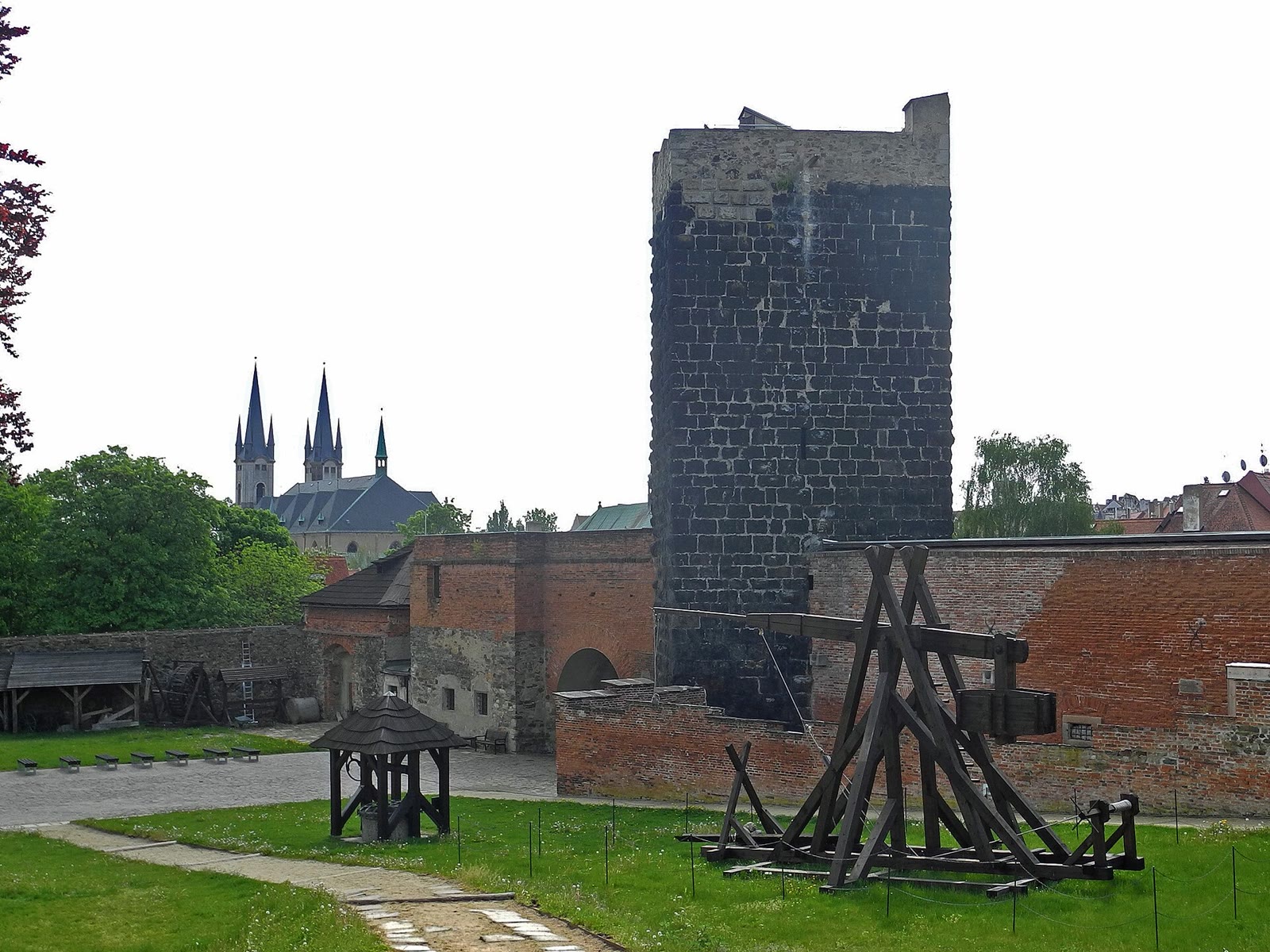 Kaiserburg Cheb mit Mauern und Turm