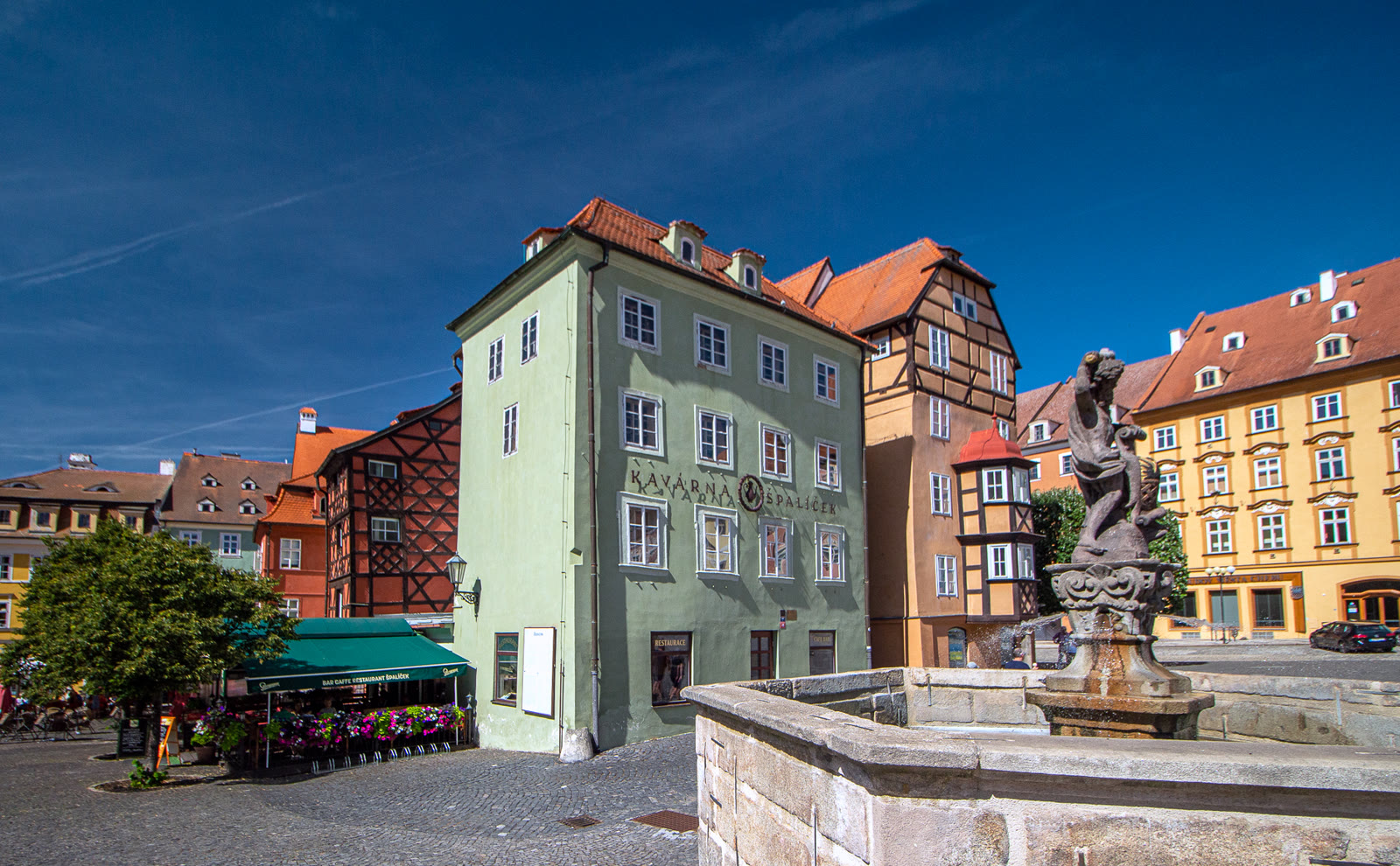 Marktplatz von Cheb mit Brunnen und Špalíček