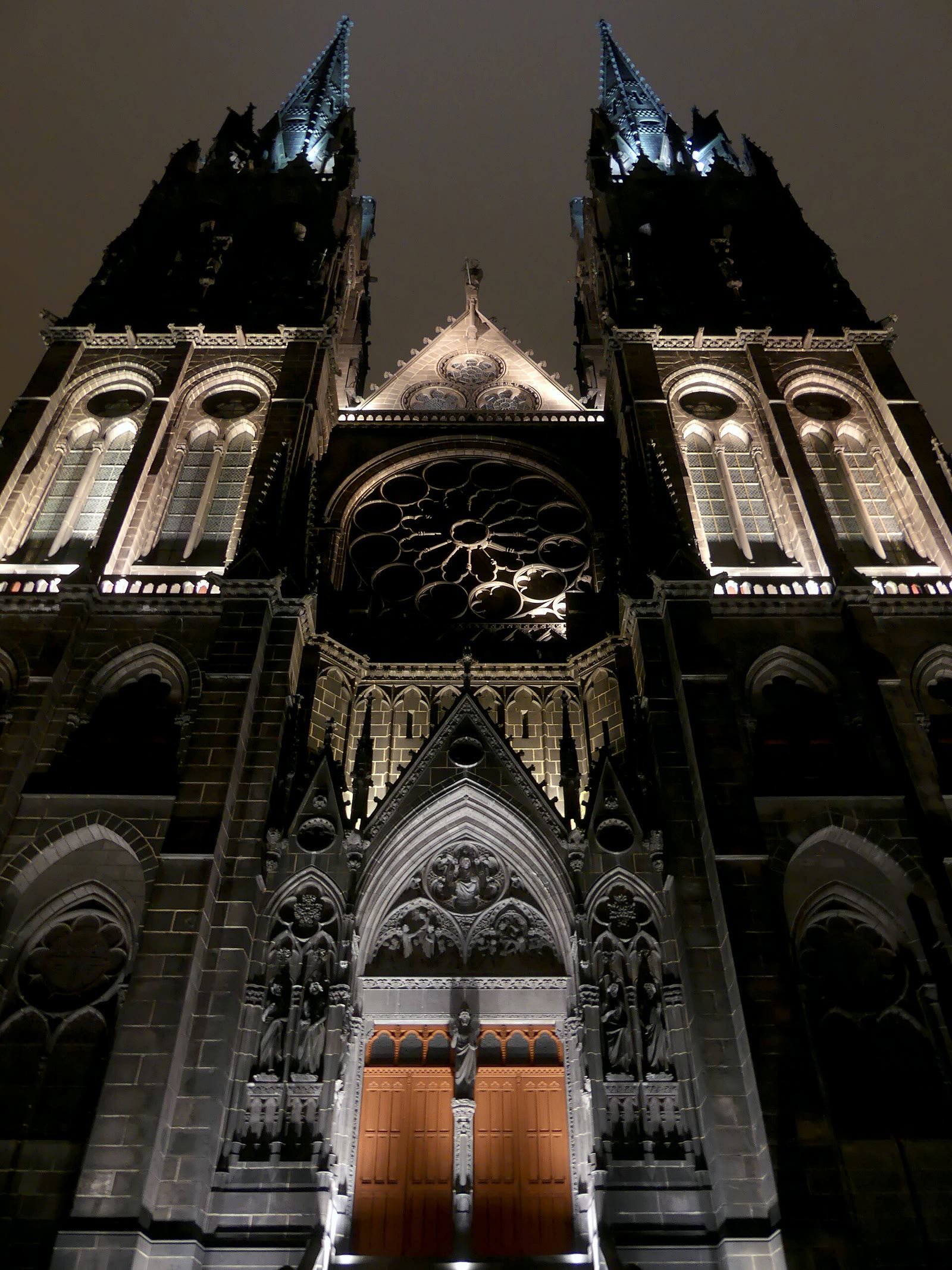Beleuchtete Kathedrale von Clermont-Ferrand bei Nacht