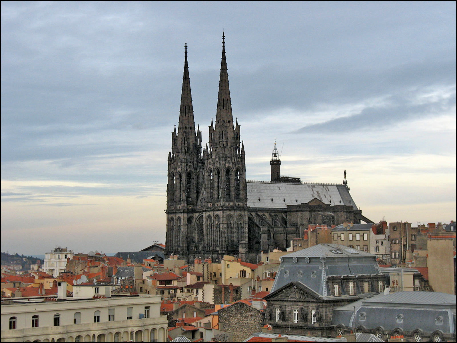 Kathedrale Notre-Dame-de-l’Assomption in Clermont-Ferrand aus dunklem Lavastein
