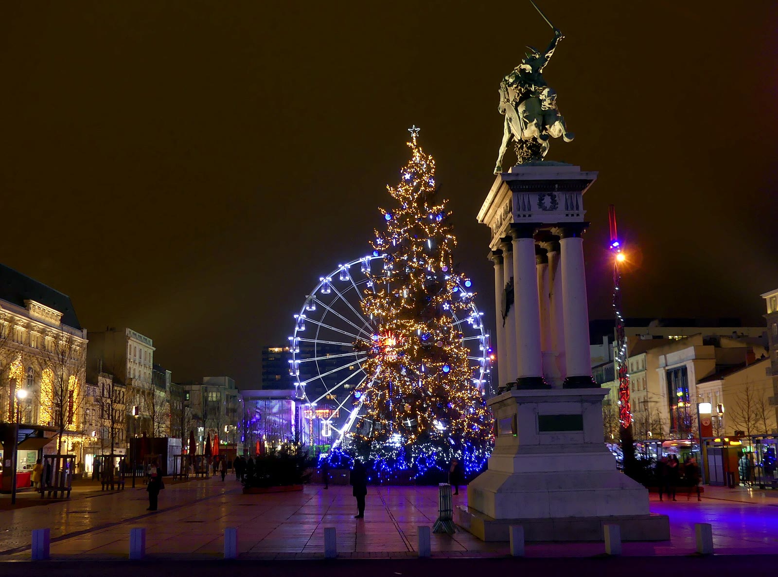 Place de Jaude in Clermont-Ferrand bei Nacht