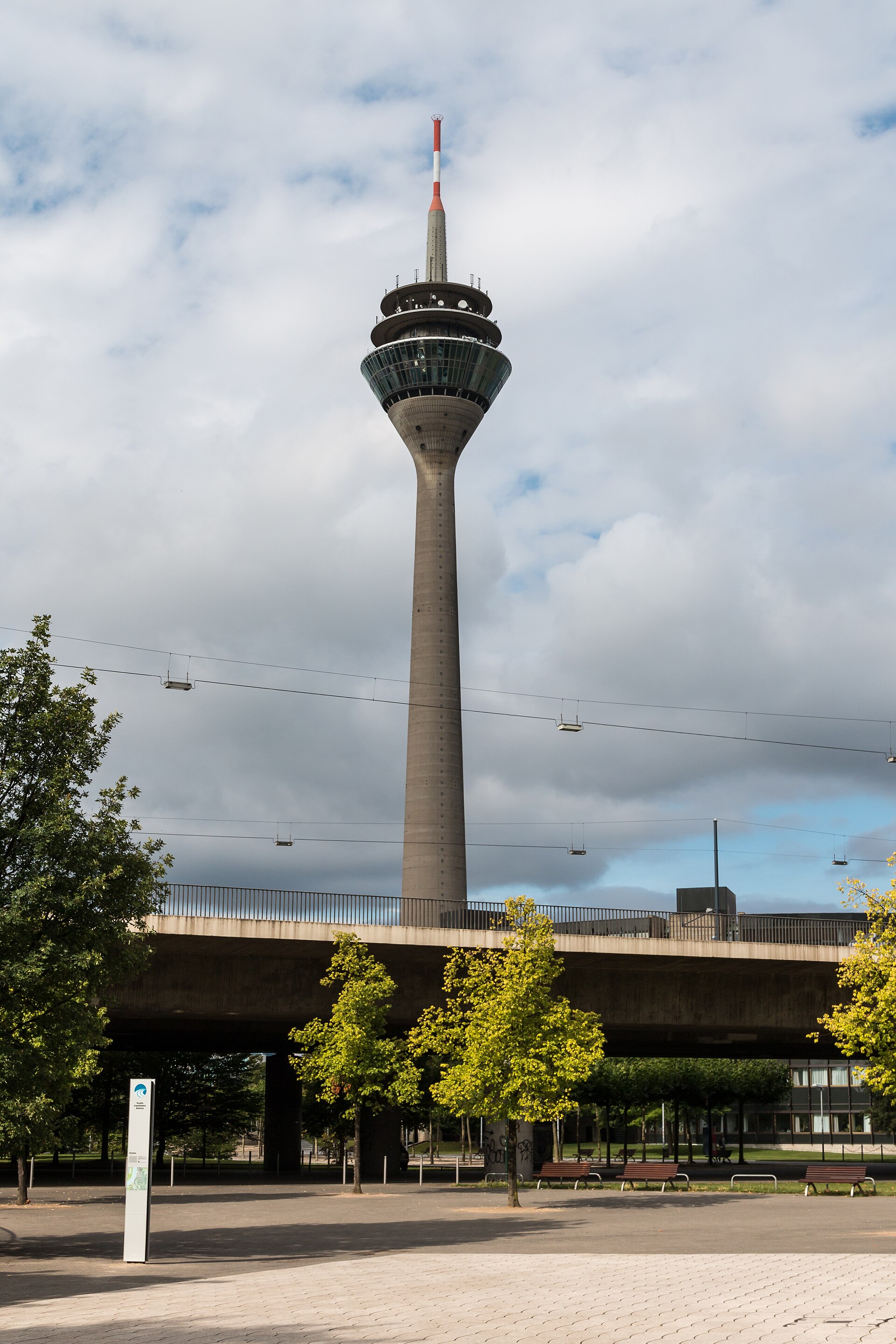 Rheinturm Düsseldorf am Rhein