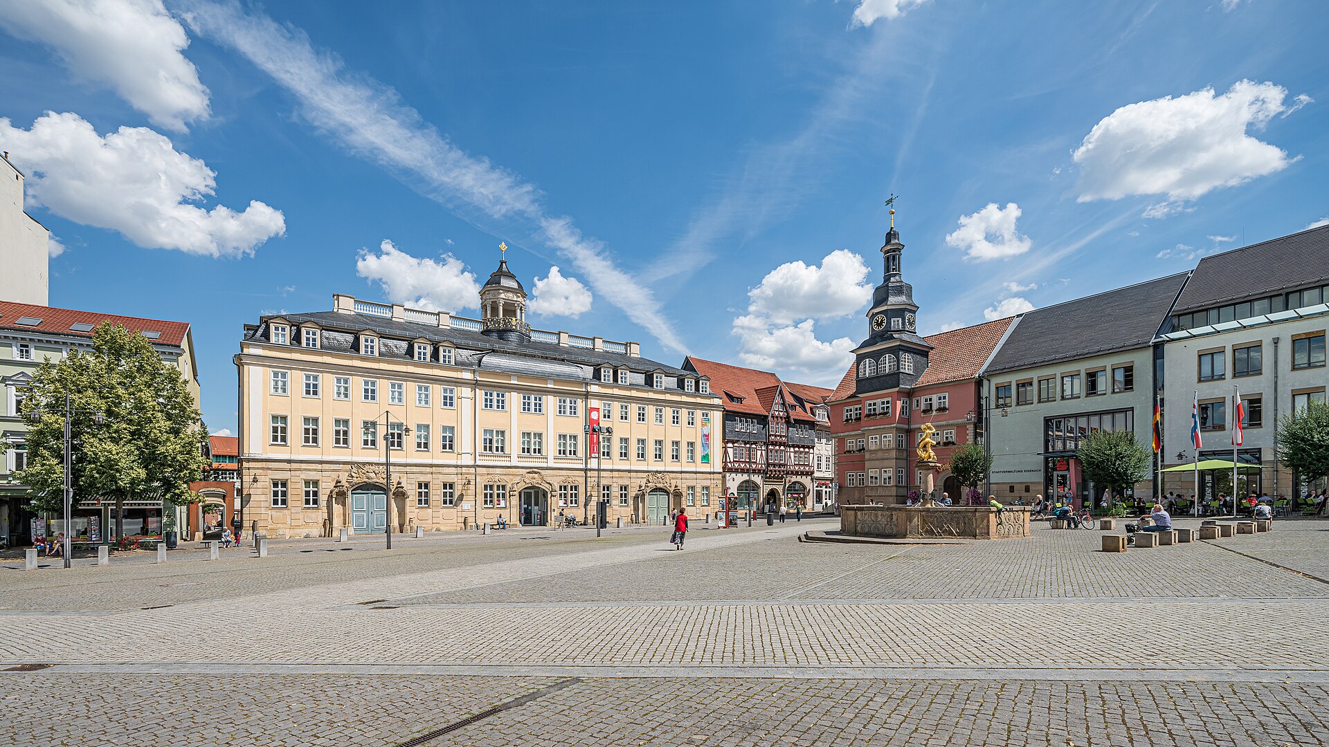 Marktplatz Eisenach mit Fachwerk und Stadtschloss