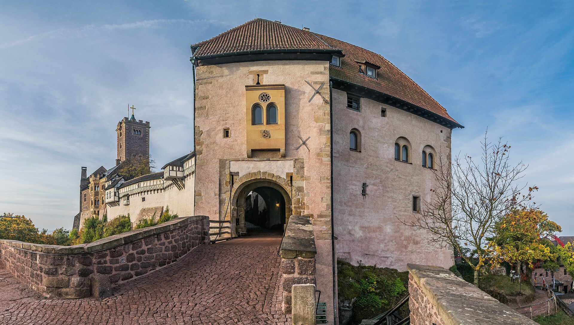 Außenansicht der Wartburg bei Eisenach im Wald