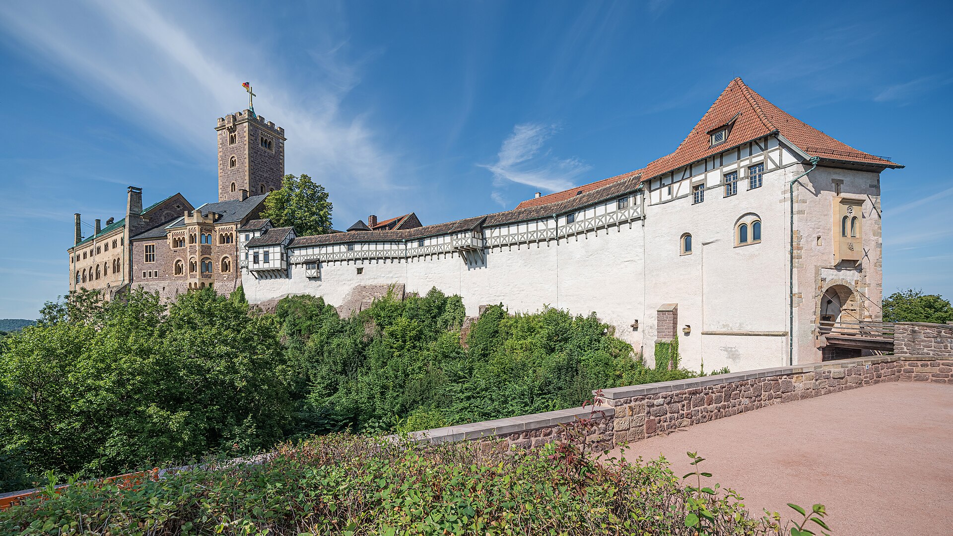 Wartburg bei Eisenach von außen mit Burgmauern und Bergwald