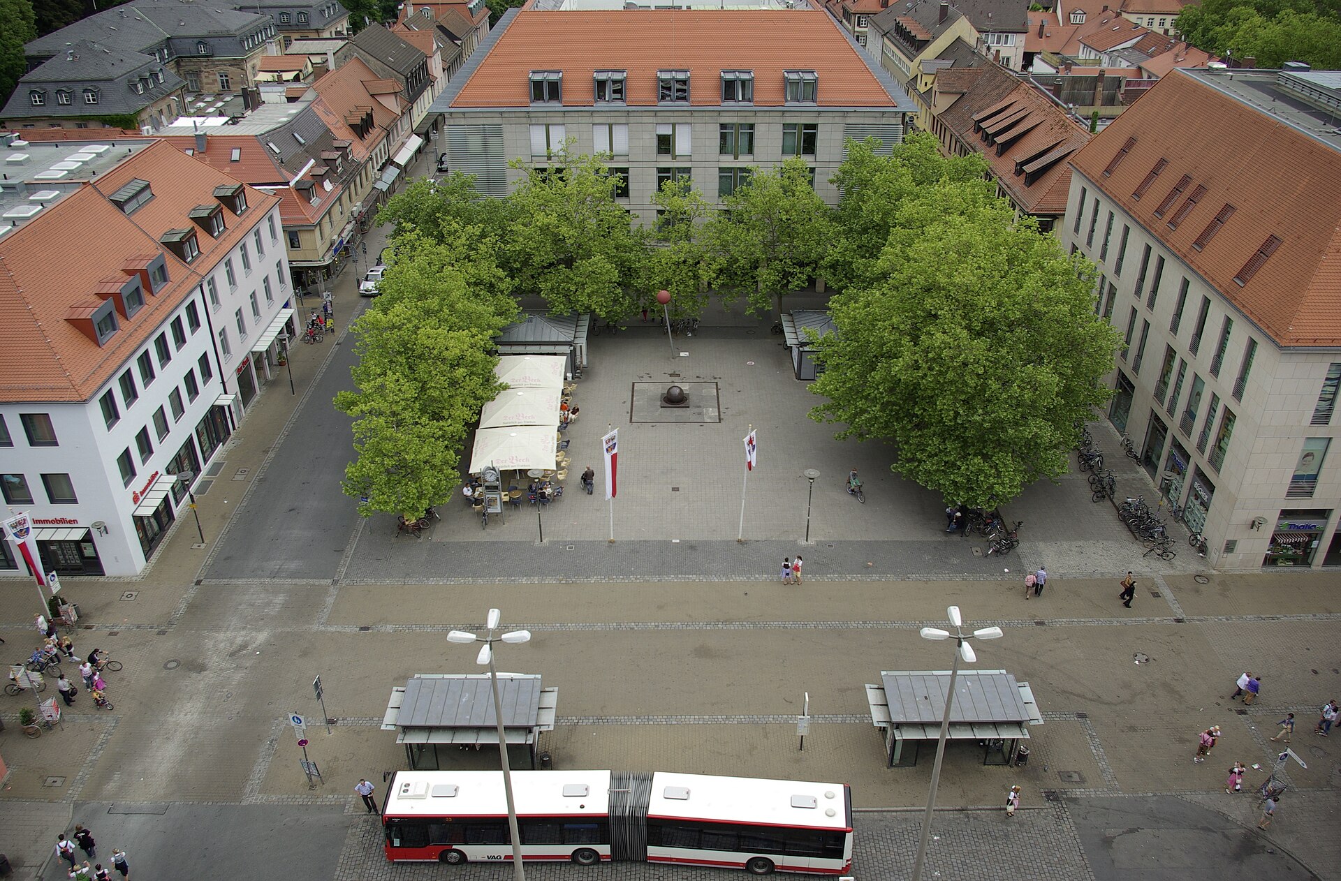 Hugenottenplatz Erlangen mit reformierter Kirche