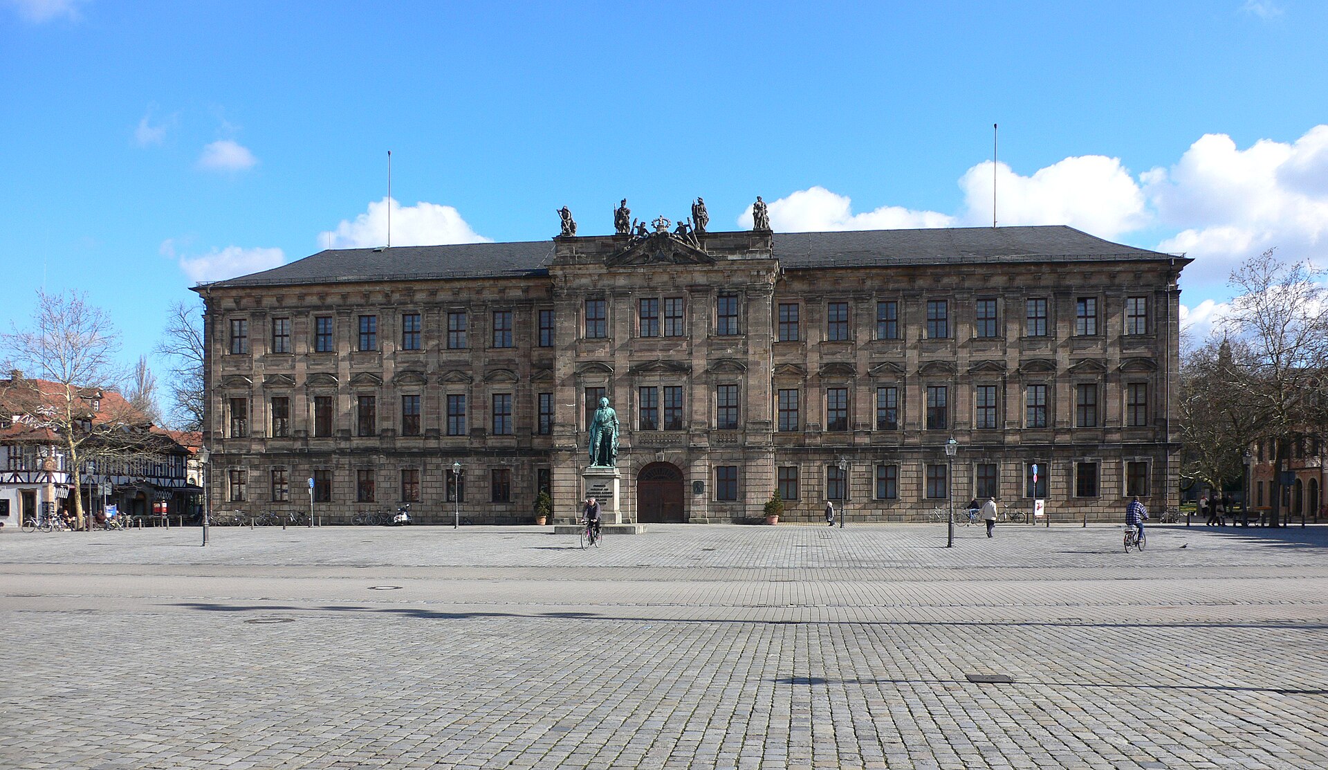 Schlossplatz Erlangen mit Blick auf das Schloss