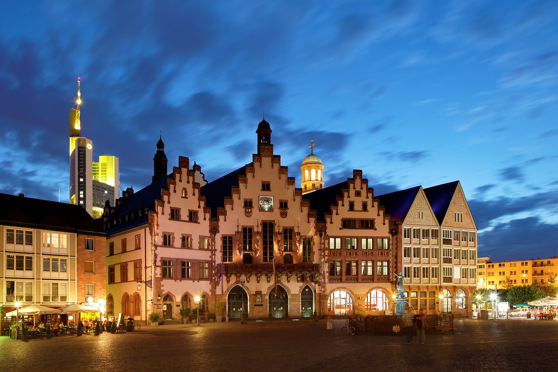Römerberg Frankfurt am Abend mit Fachwerkfassaden