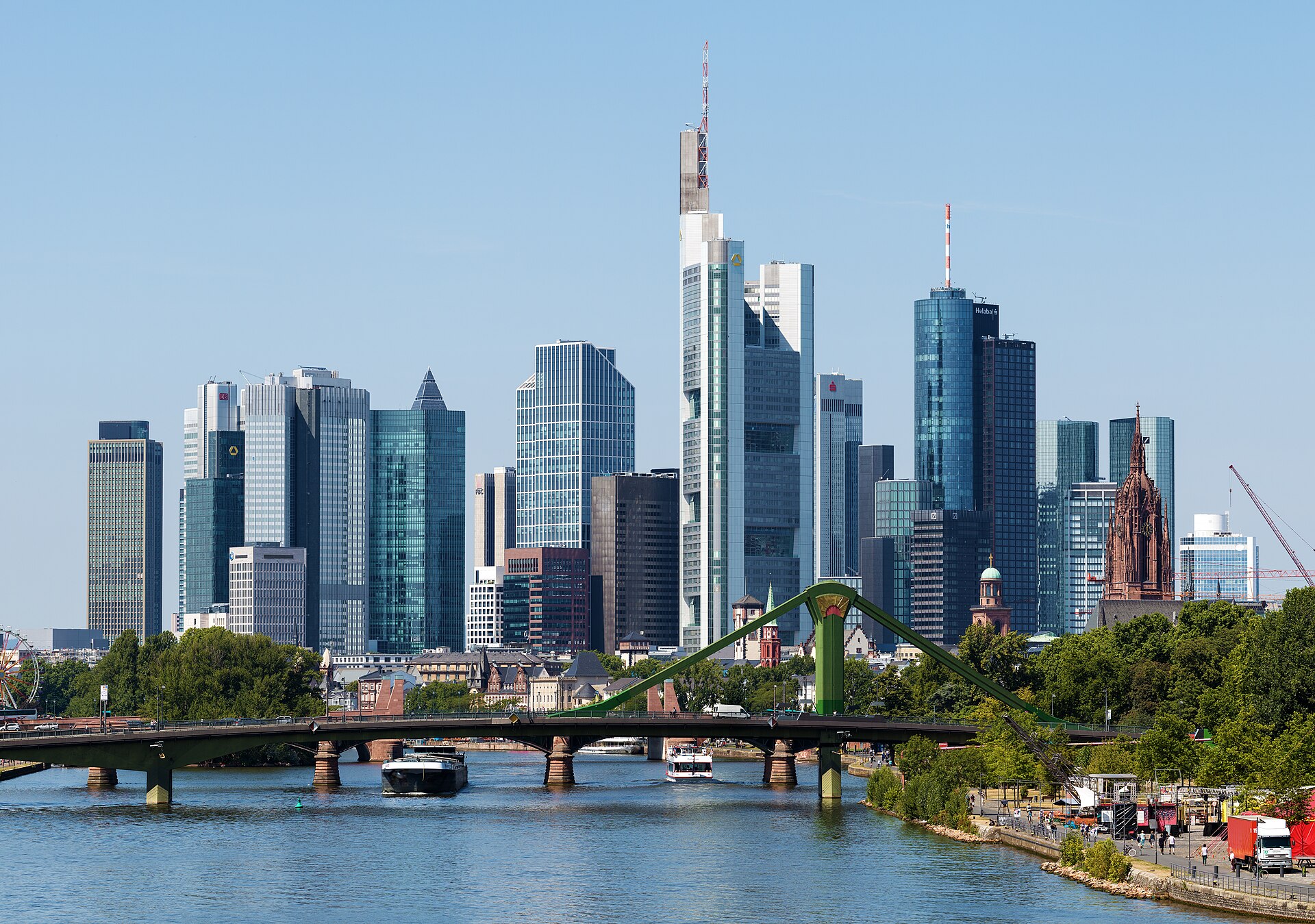 Skyline Frankfurt am Main mit Hochhäusern und Main