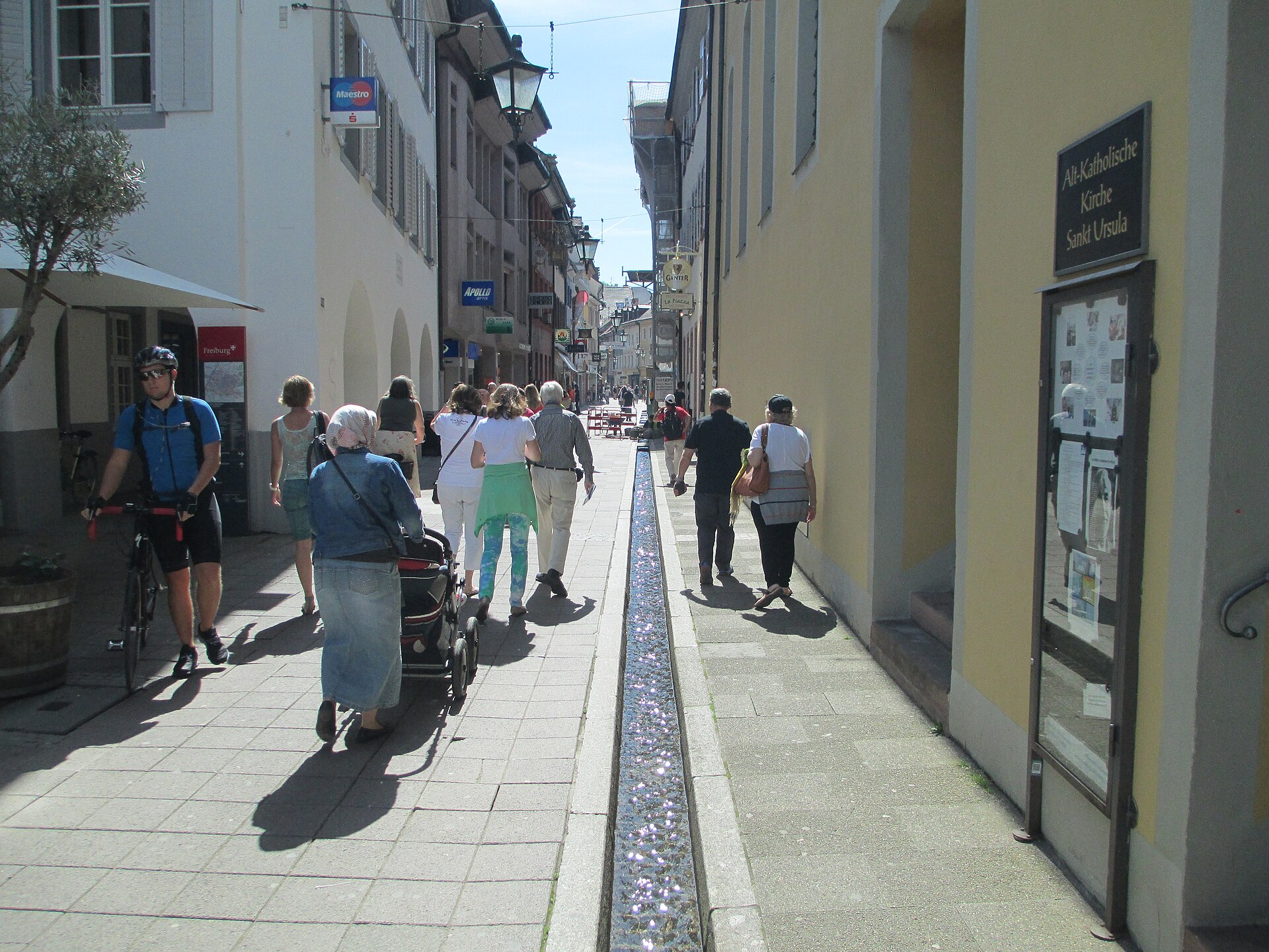 Freiburger Bächle in einer Altstadtgasse