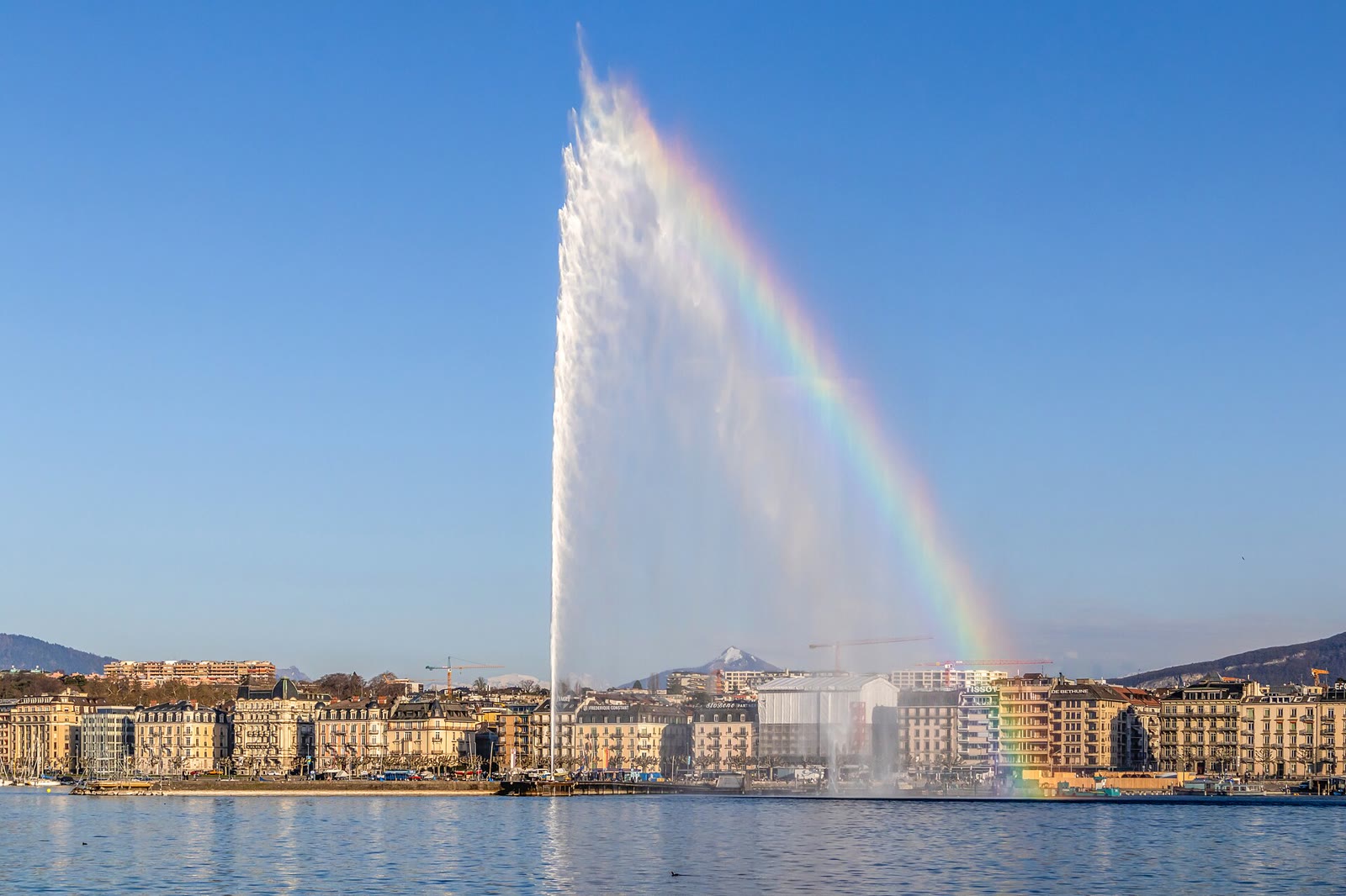 Jet d’Eau in Genf mit Regenbogen über dem Genfersee