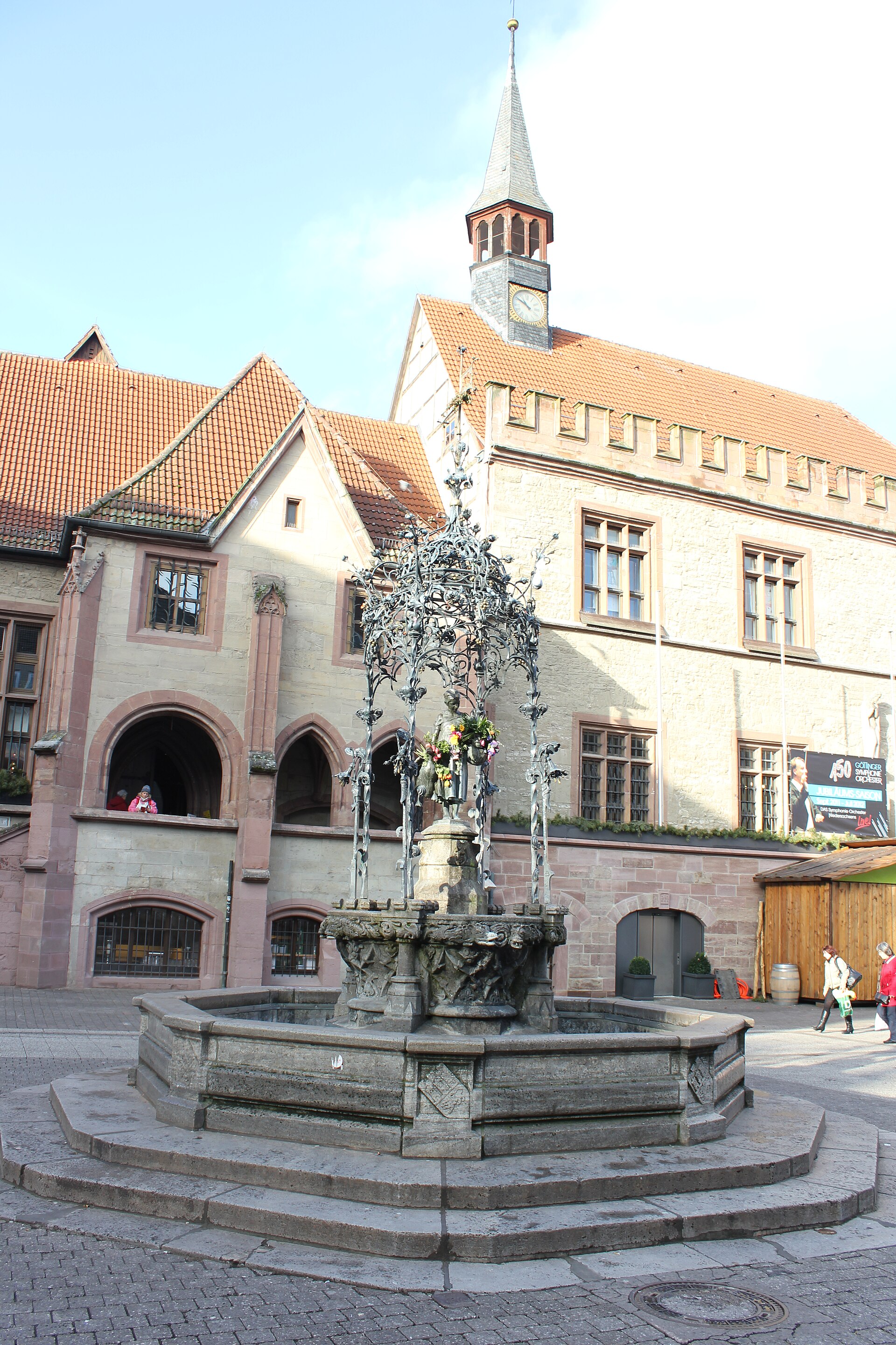 Gänseliesel-Brunnen und Altes Rathaus in Göttingen