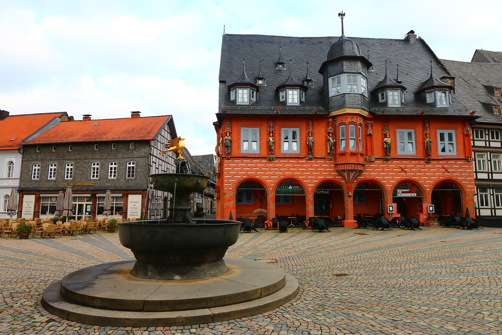 Marktplatz von Goslar mit Rathaus und Brunnen